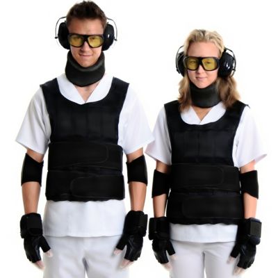 Image plus grande - cliquer pour ouvrir Personnel soignant portant le Simulateur du Vieillissement GERT (L’image a été traitée par IA)