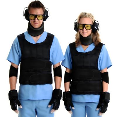Image plus grande - cliquer pour ouvrir Personnel soignant portant le Simulateur du Vieillissement GERT (L’image a été traitée par IA)