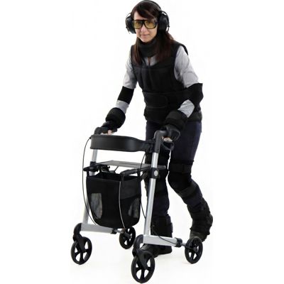 Femme dans un Simulateur du Vieillissement, avec un d�ambulateur